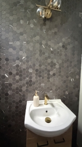 Hexagony Pietra Grey poler na ścianie w łazience