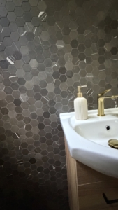 Hexagony Pietra Grey poler na ścianie w łazience