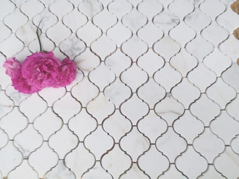 Arabesque Calacatta Gold mat — Mozaika