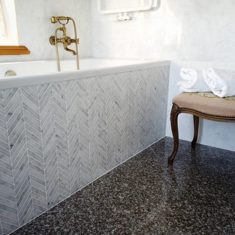 Chevron Bianco Carrara poler – realizacja