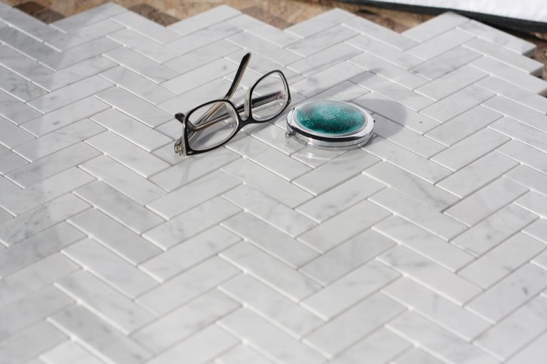Jodełka Bianco Carrara — Mozaika
