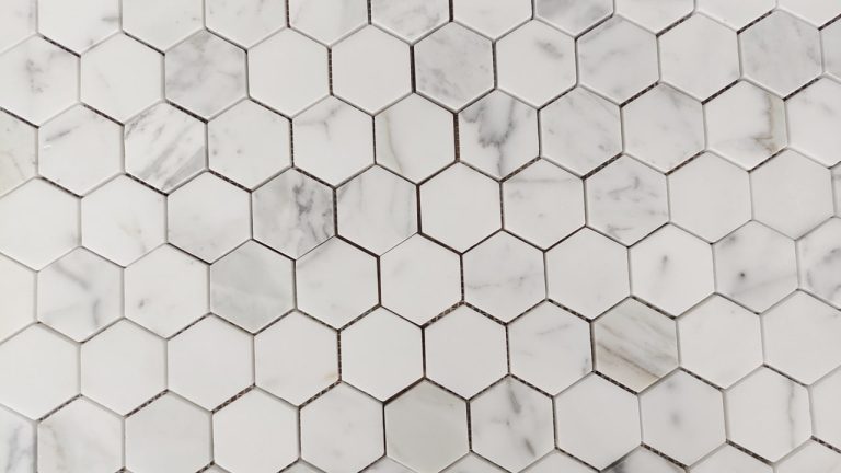 Hexagony Calacatta Gold mat — Mozaika