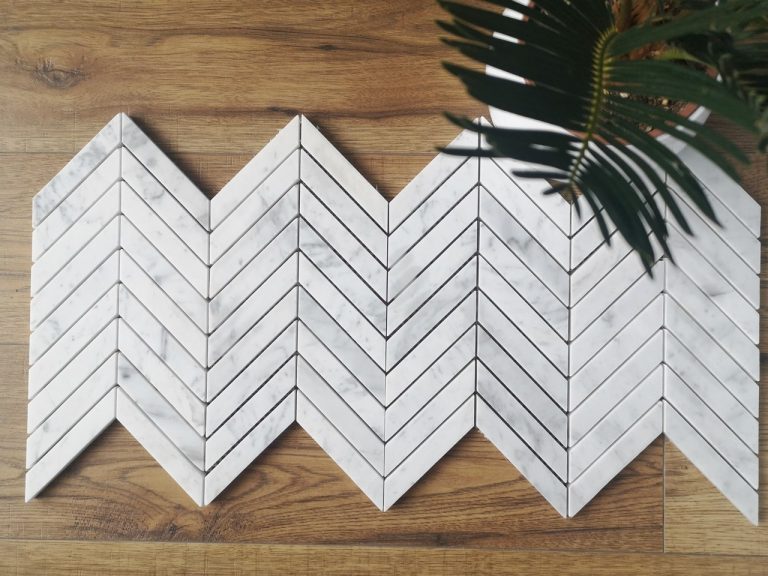 Chevron Bianco Carrara — Mozaika