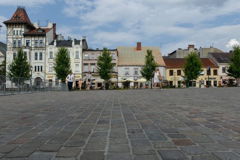 Porfir – kostka, płytki, obrzeża oraz krawężniki
