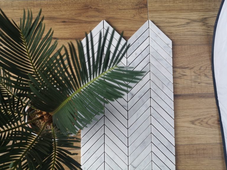 Chevron Bianco Carrara matowa — Mozaika