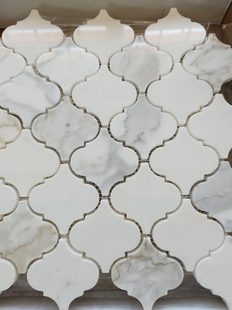 Arabesque Calacatta Gold — Mozaika