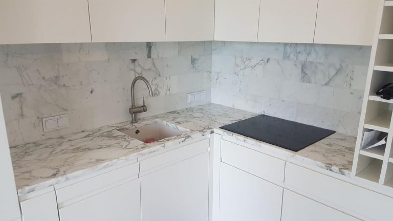 Calacatta blat kuchenny + backsplash z matowych cegiełek Statuario Venato
