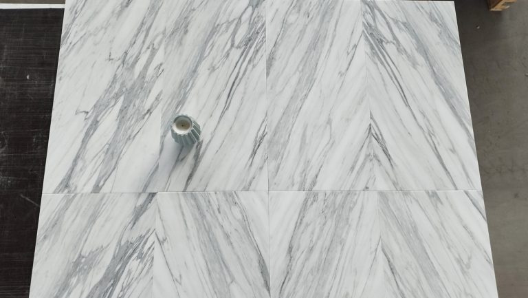 Calacatta Cardellino Venato M1 — Płytki marmurowe