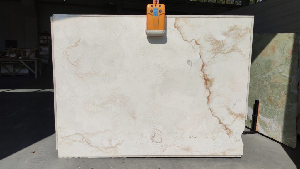 Onyx Crema — Slaby