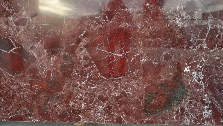 Powrót do głębi – nasycone barwy kamienia naturalnego w trendach wnętrzarskich 2026