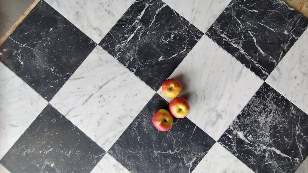 Posadzka w szachownicę z marmuru Nero Marquina i Bianco Carrara