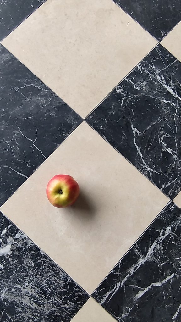 Szachownica z marmuru Nero Marquina i San Sebastian
